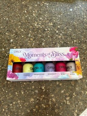 NEW.  Moments of Bliss 6-Piece Nail Lacquer Set - Pastel & Bright Shades
